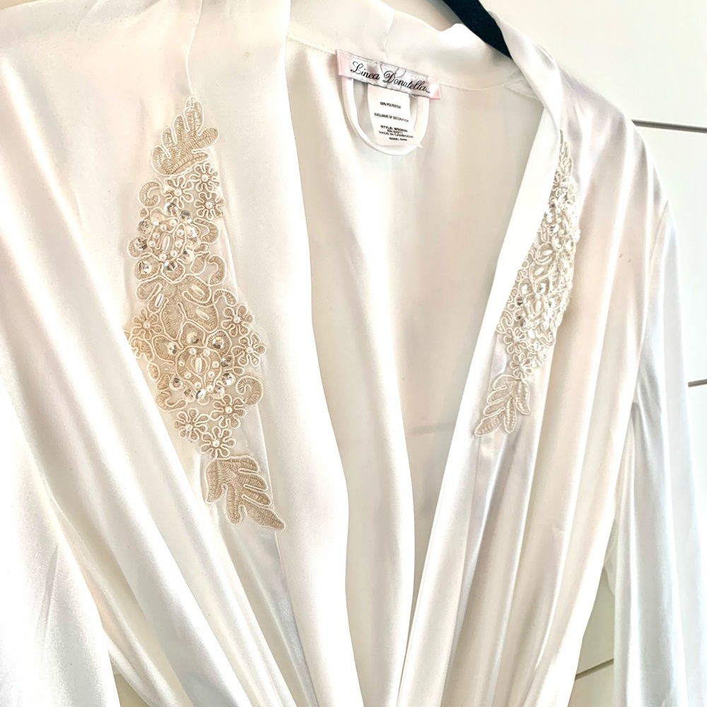 Bridal robe - Picture 2 of 8